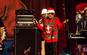 Sådan får du hele familien til at matche i sjove julesweaters