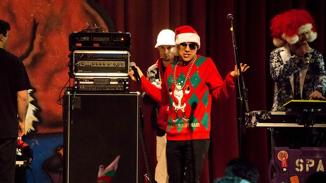 Sådan får du hele familien til at matche i sjove julesweaters